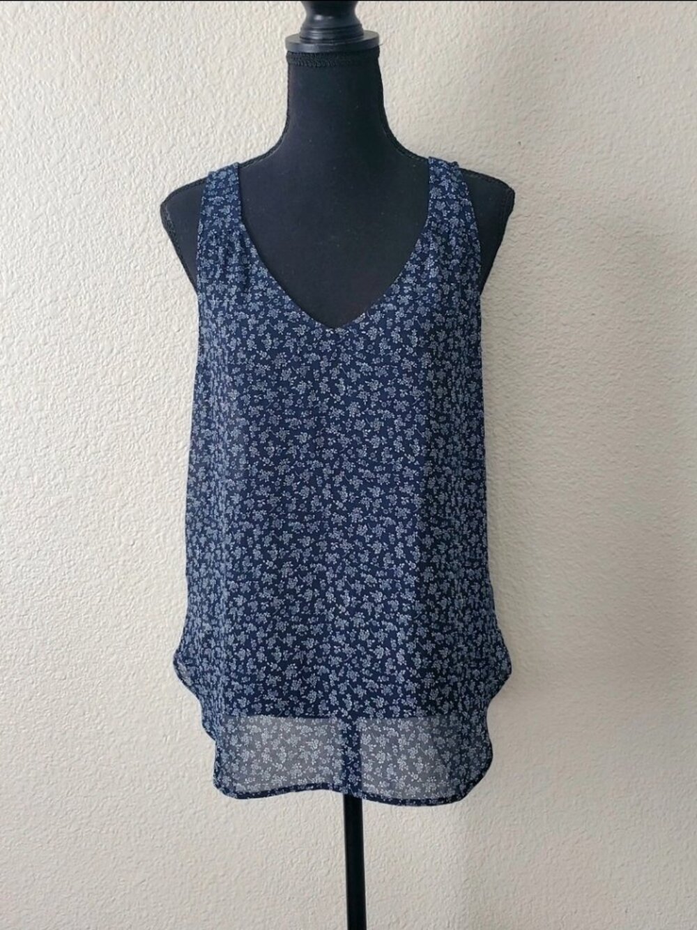 NWOT Ann Taylor Navy/ White Floral Sleeveless V-Neck Size: Medium